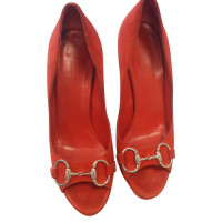 Gucci Sandalen aus Wildleder in Rot