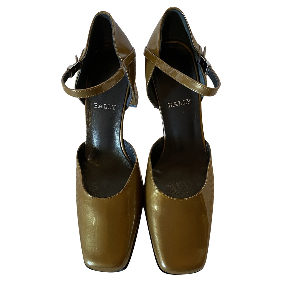Bally Pumps/Peeptoes aus Lackleder in Taupe