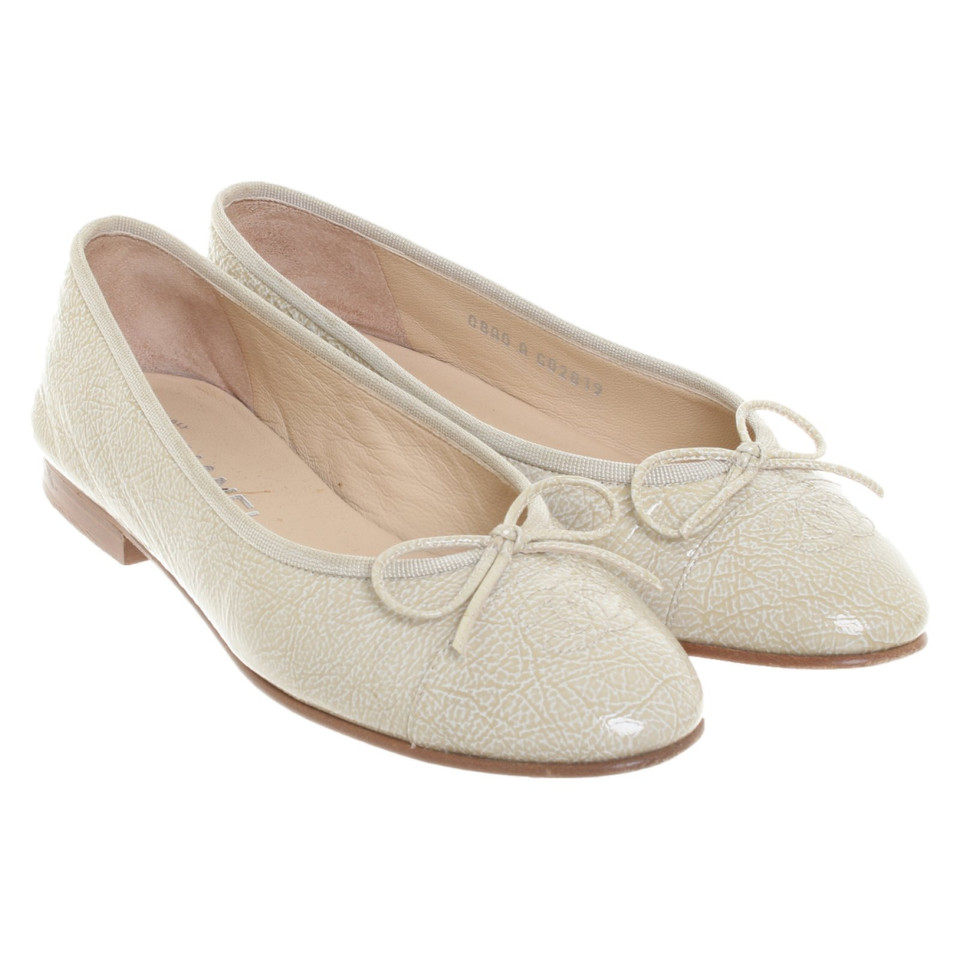 Chanel Slipper/Ballerinas aus Lackleder in Creme