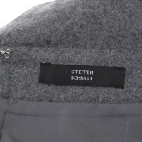 Steffen Schraut gonna di lana in grigio