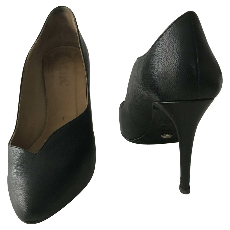 Acne Pumps/Peeptoes aus Leder in Schwarz