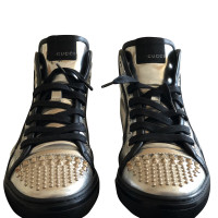 Gucci Sneakers aus Leder in Silbern