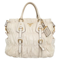 Prada Handtasche aus Leder in Creme