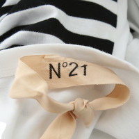 N°21 T-shirt en noir et blanc