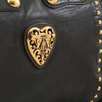 Gucci sac noir avec montants et gland. 
