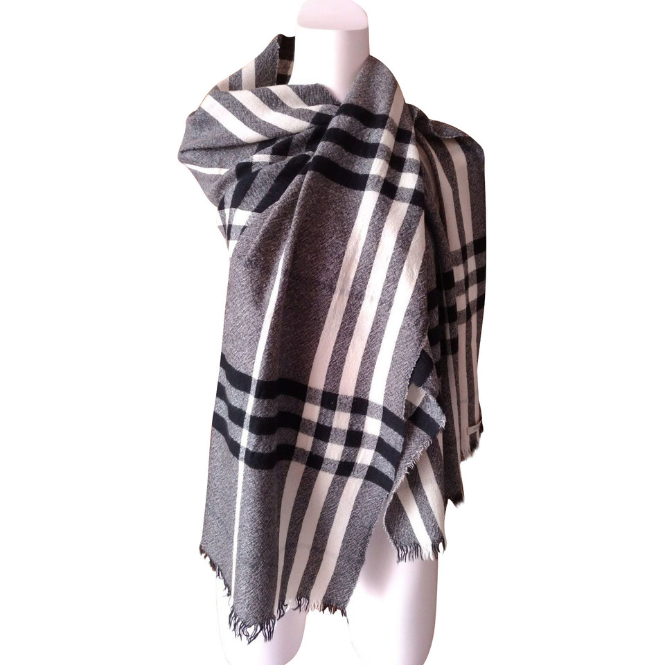 Burberry Scarf with plaid pattern