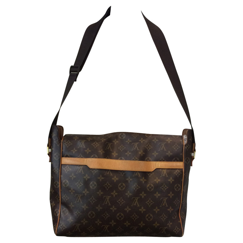 Louis Vuitton Shoulder bag made of monogram of canvas