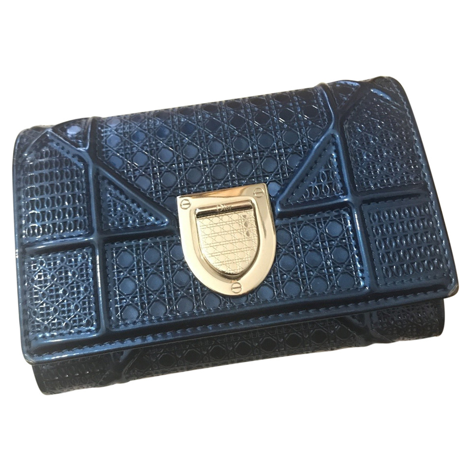 Christian Dior Täschchen/Portemonnaie aus Lackleder in Blau