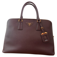 Prada Handtasche aus Leder in Bordeaux