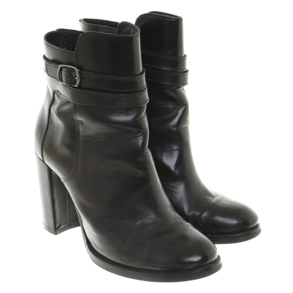 Closed Ankle Boots in Schwarz