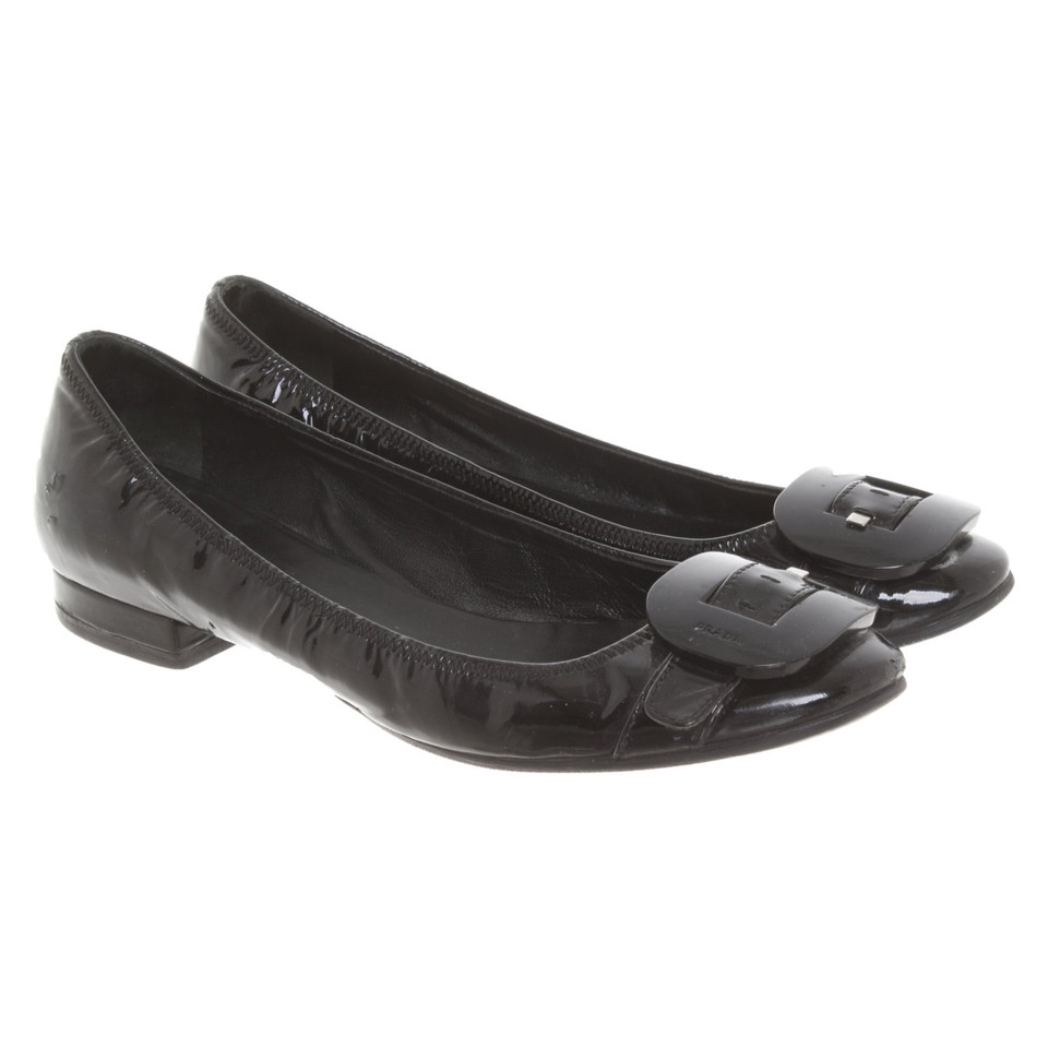 Prada Slipper/Ballerinas aus Lackleder in Schwarz