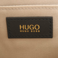 Hugo Boss Umhängetasche in Beerenfarben