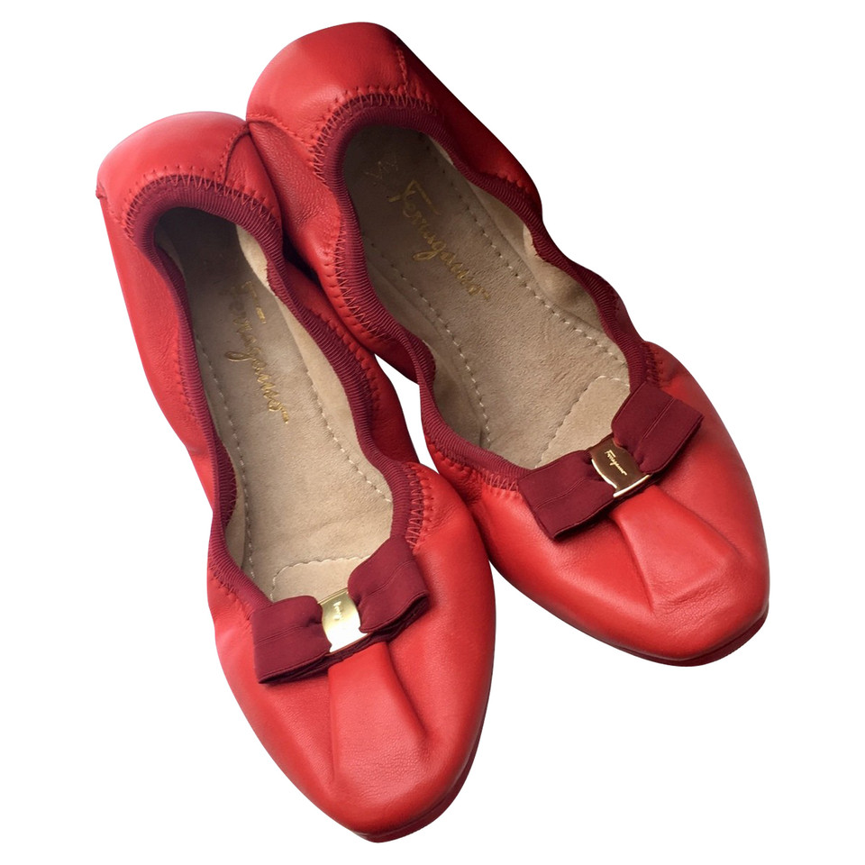 Salvatore Ferragamo Slipper/Ballerinas aus Leder in Rot