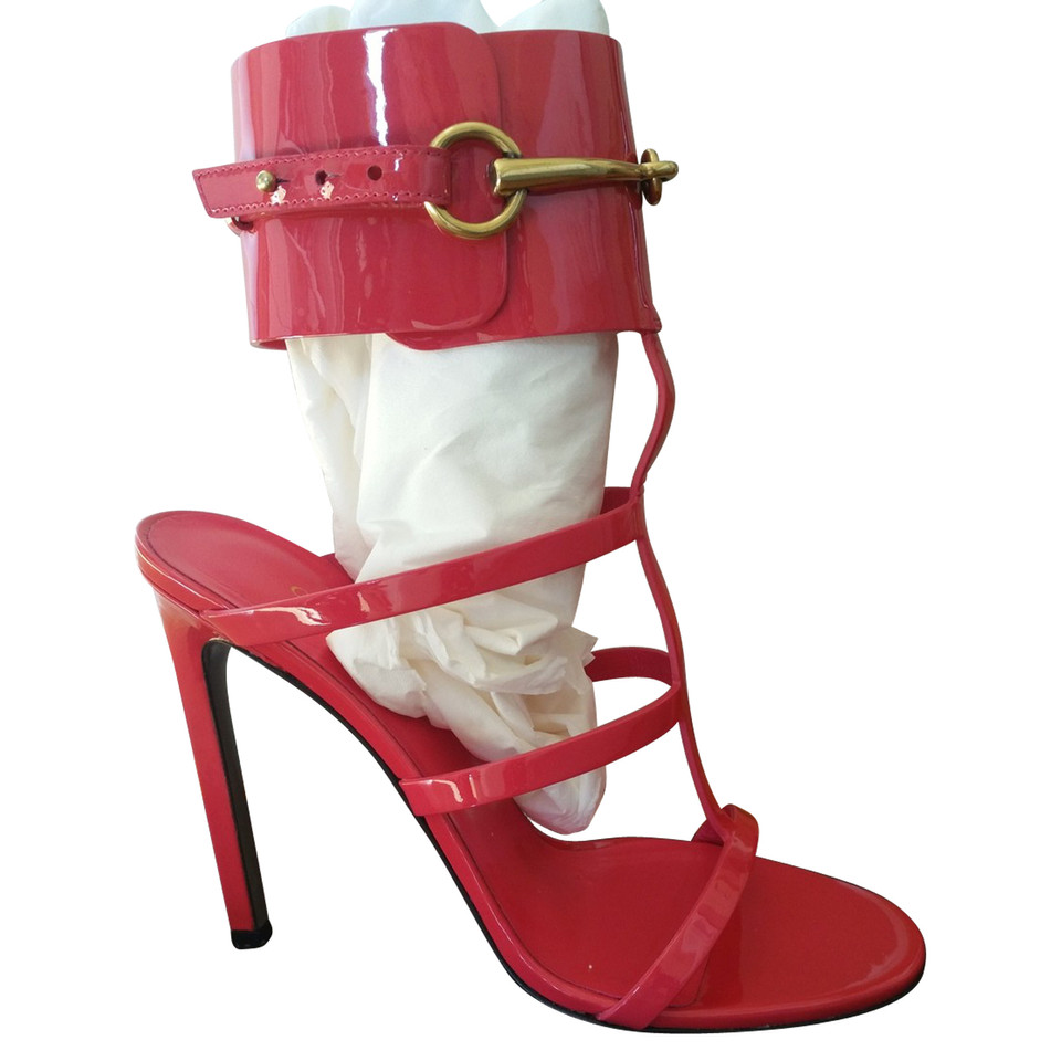 Gucci Sandalen aus Lackleder in Fuchsia