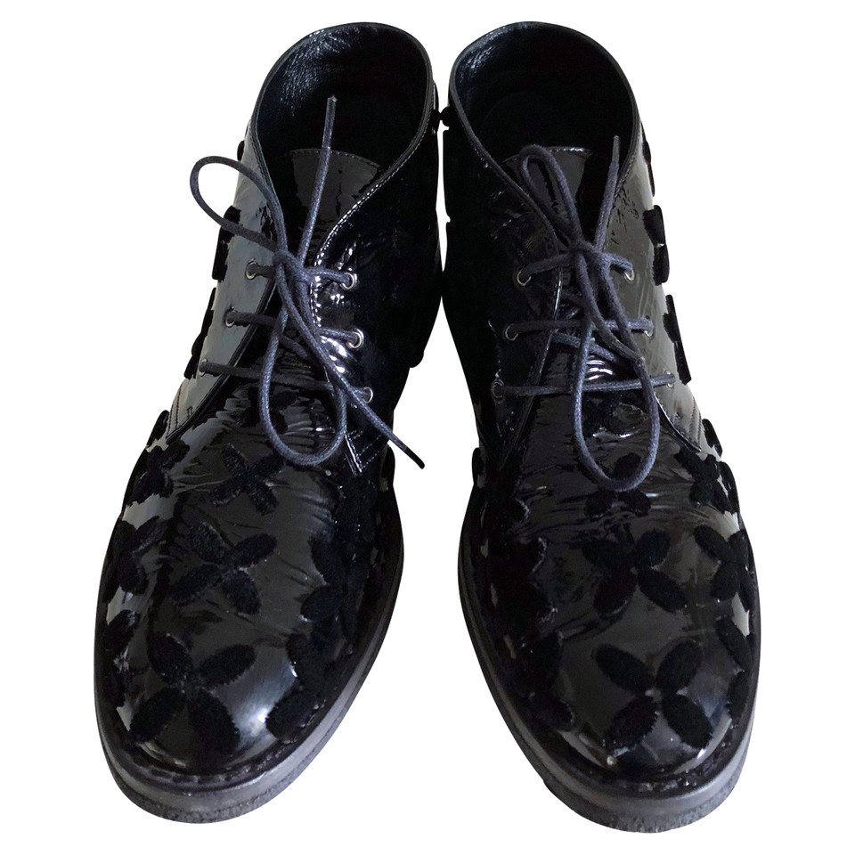 Alaïa Chaussures à lacets en Cuir verni en Noir