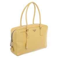 Prada Handtasche aus Leder in Gelb