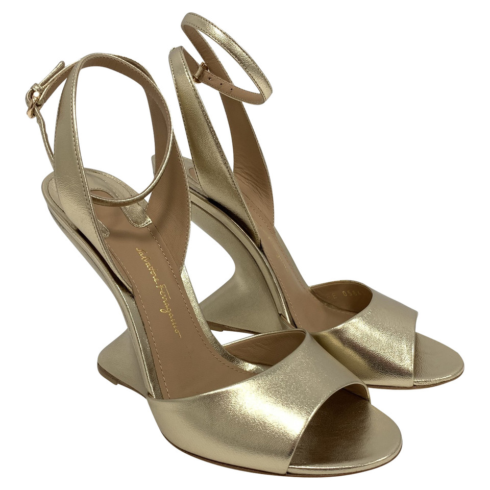 Salvatore Ferragamo Goldene Sandalette