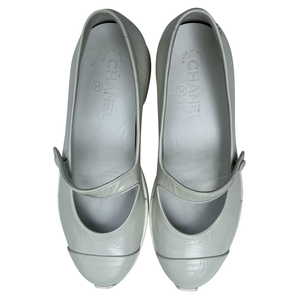 Chanel Slipper/Ballerinas aus Lackleder in Weiß
