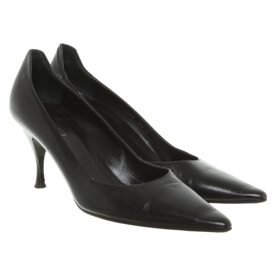 Gucci Pumps/Peeptoes aus Leder in Schwarz