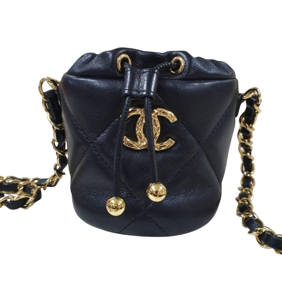 Chanel Bucket Bag aus Leder in Schwarz
