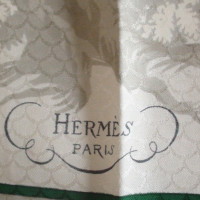 Hermès Echarpe/Foulard en Soie en Beige
