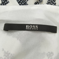 Hugo Boss Robe en soie en bleu / blanc