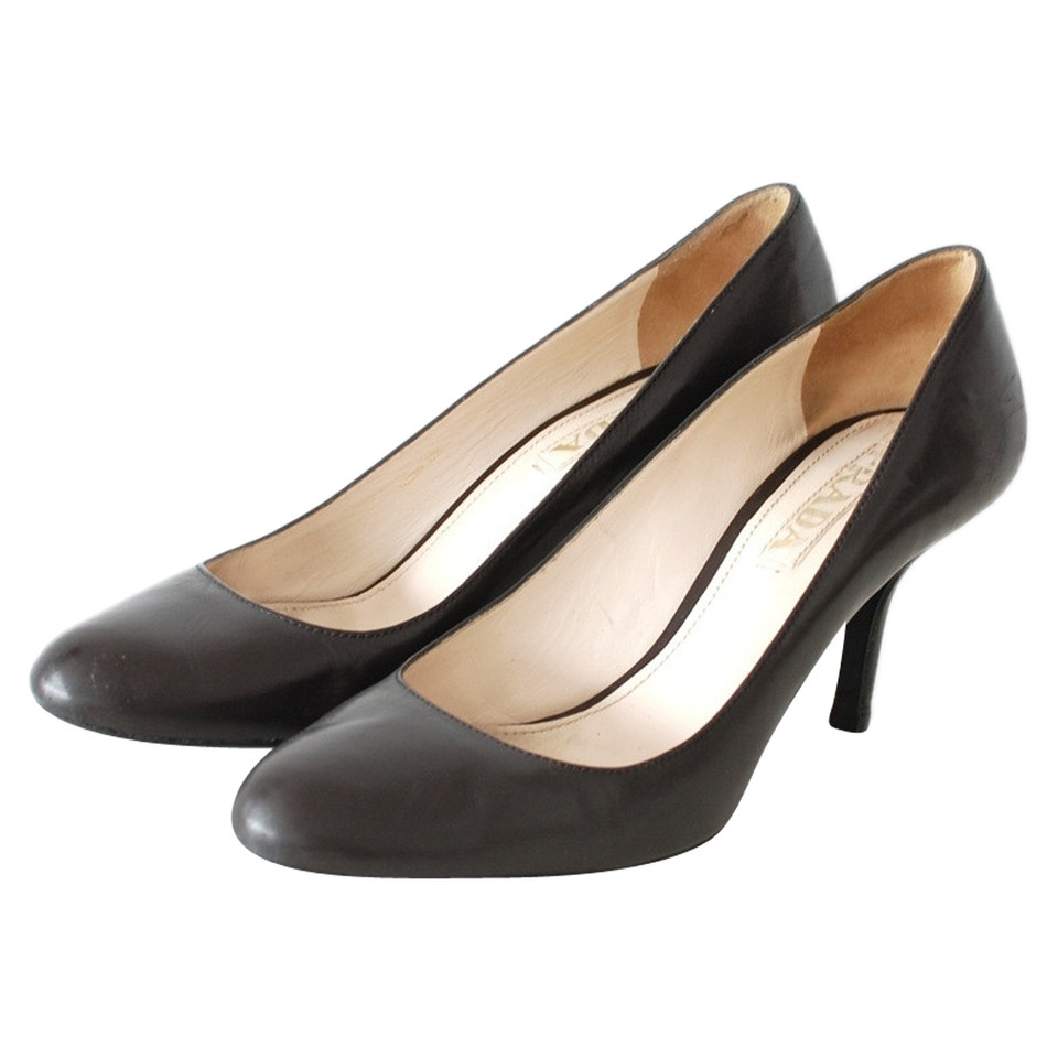 Prada Pumps/Peeptoes aus Leder in Schwarz