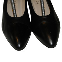 Chanel Pumps/Peeptoes Leer in Zwart