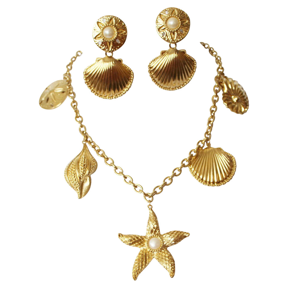 Kenneth Jay Lane Jewelery set in gold