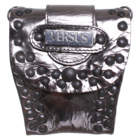 Versace Umhängetasche aus Leder in Silbern