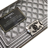 Chanel Boy Medium aus Leder in Silbern