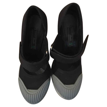 Prada Chaussures compensées en Toile en Noir