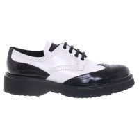 Prada Chaussures à lacets en noir et blanc