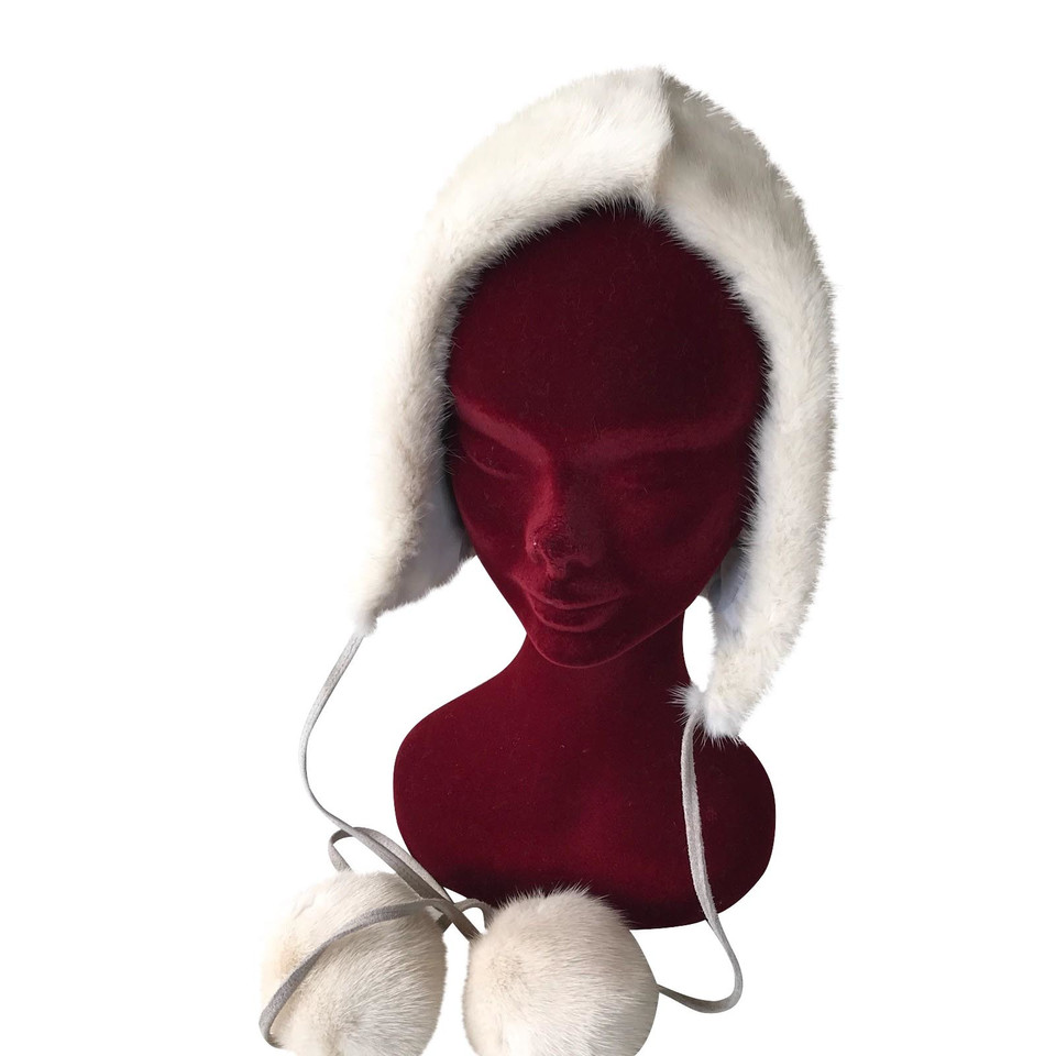 Max Mara Cappello di pelliccia di visone con pompon
