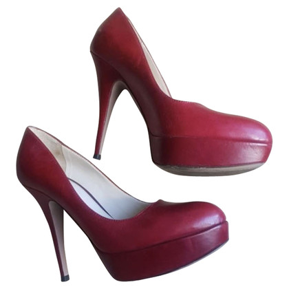 Prada Chaussures compensées en Cuir en Rouge