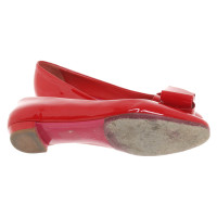 Miu Miu Chaussons/Ballerines en Cuir verni en Rouge