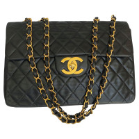 Chanel Classic Flap Bag Maxi aus Leder in Schwarz