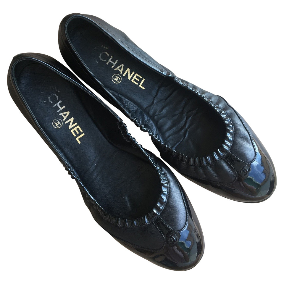 Chanel Slipper/Ballerinas aus Leder in Schwarz