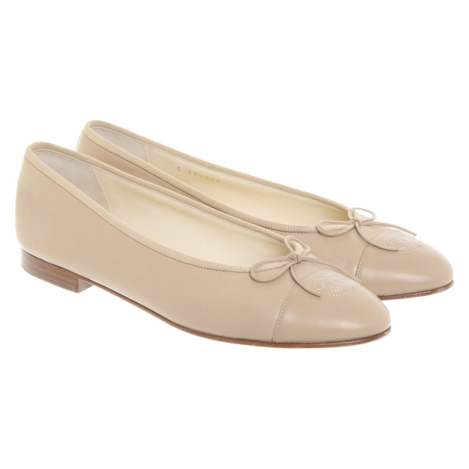 Chanel Slipper/Ballerinas aus Leder in Creme