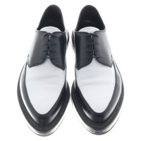 Prada Chaussures à lacets en noir et blanc