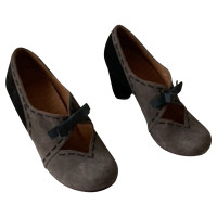 Chie Mihara Pumps/Peeptoes aus Wildleder in Taupe