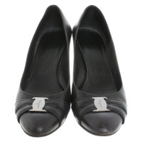 Salvatore Ferragamo Pumps/Peeptoes aus Leder in Schwarz