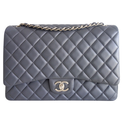 Chanel Classic Flap Bag Maxi aus Leder in Grau