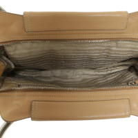 Prada Handtasche aus Leder in Beige