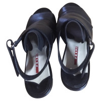 Prada Pumps/Peeptoes aus Leder in Schwarz