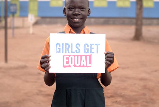Profilfoto eines Kindes welches ein Schild mit der Aufschrift GIRLS GET EQUAL trägt
